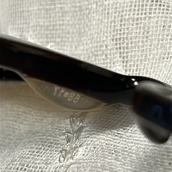 Lacoste sunglasses with a case - Picture 11 of 15
